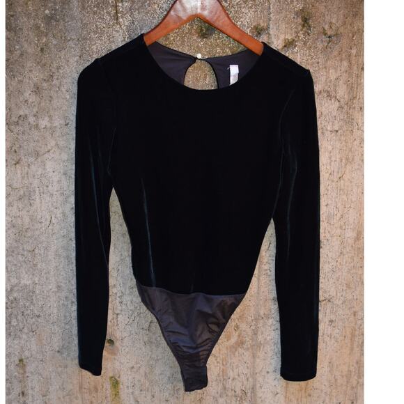 Victoria’s Secret Black Velvet Long Sleeve Bodysuit Size M - Picture 1 of 4
